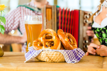 Restaurant in Bayern mit Bier und Bretzeln