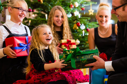 Familie an Weihnachten mit Geschenken zur Bescherung