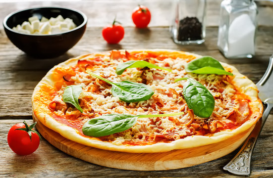 pizza with bacon, mozzarella and spinach