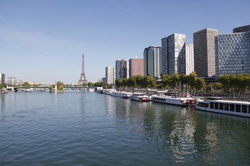 Vue sur la Seine, la Tour Eiffel et le quartier de Beaugrenelle à Paris