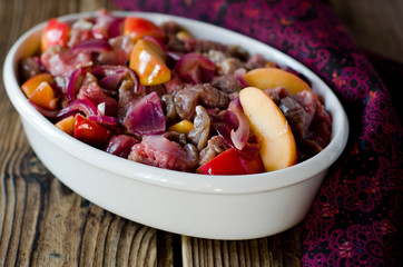 Roast beef with apple and red onion