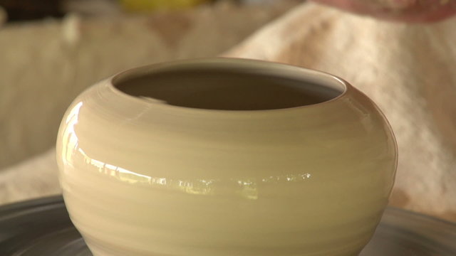 potter molds clay small pot 7