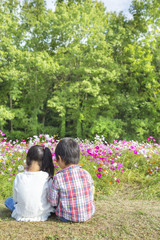 Naklejka premium 花畑と子供達