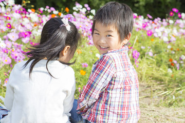 花畑と子供達