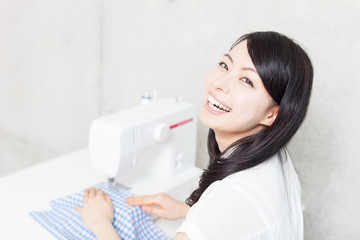 ミシンを使う女性