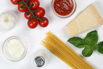 Spaghetti Nudeln Pasta kochen: Zutaten auf einem Holzbrett