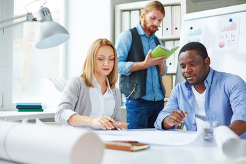 Obraz premium Businesswoman pointing at sketch