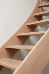 escalier tournant en bois moderne