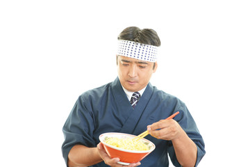 真剣な表情のラーメン職人