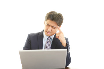 頭痛を訴えるビジネスマン