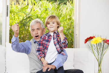 Großvater und Enkelsohn zuhause