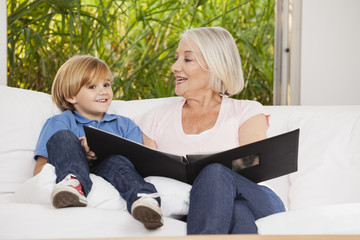 Oma und Enkel zuhause auf dem Sofa
