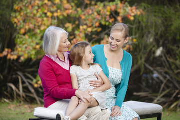 Glückliche Familie im Garten