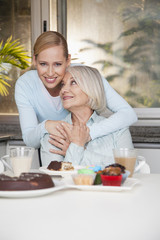 Obraz na płótnie Canvas Mutter und Tochter essen Kuchen