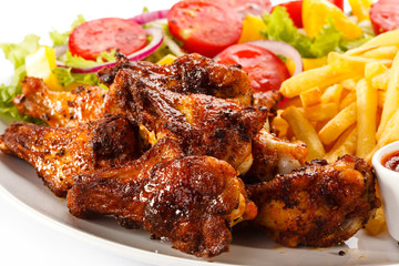 Grilled chicken nuggets, chips and vegetables