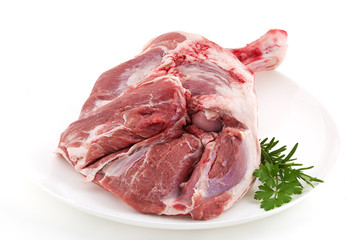 épaule d'agneau cru présenté sur plat