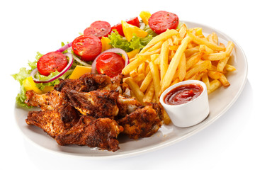 Grilled chicken nuggets, chips and vegetables