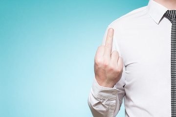 Mann mit Hemd und Krawatte zeigt Mittelfinger