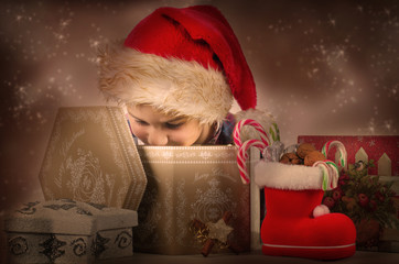 Kind mit Weihnachtsgeschenken