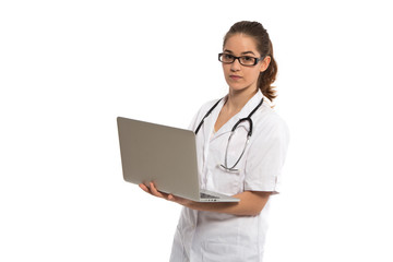 Frau mit Laptop und Arztkittel