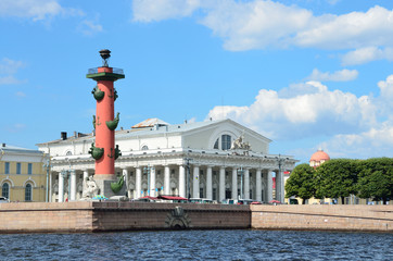Fototapeta na wymiar Ростральная колонна, здание Биржи. Санкт-Петербург