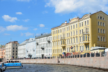 Fototapeta na wymiar Особняки на набережной реки Мойки в Санкт-Петербурге
