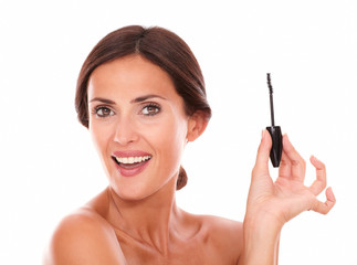 Obraz premium Smiling young woman holding eyelash brush