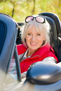 Attraktive Seniorin im Cabriolet