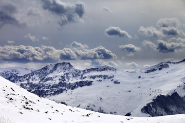 Obraz premium Mountains in evening and cloudy sky