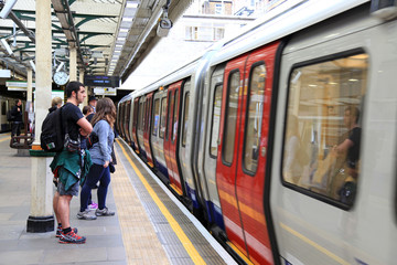metro londres gente esperando en el andén para montar 0640-f14