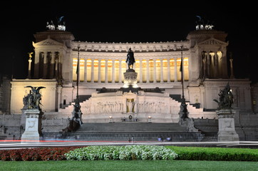 Majestatyczny Ołtarz Ojczyzny nocą w Rzymie, Włochy - obrazy, fototapety, plakaty