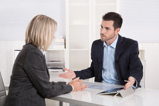 Argumente und Gegenargumente: Gesch&auml;ftsleute in einem Meeting