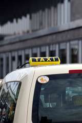 Taxischild auf Auto am Bahnhof, Taxi frei
