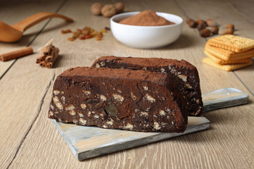 dolce di cioccolato con biscotti