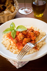 Fregola con sugo e salsiccia fresca, cucina sarda