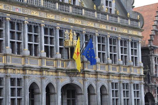 Façade de la halle aux draps de Tournai en Belgique