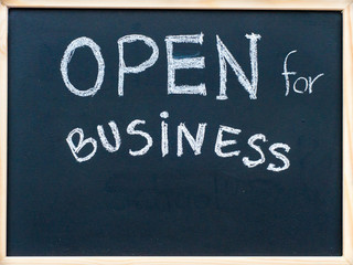 Obraz premium Open for business message handwritten on blackboard