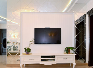 The drawing room wall issued by mirrors