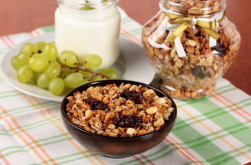 Muesli, yogurt and grapes