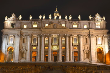 Bazylika św. Piotra nocą w Rzymie  