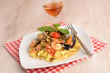 PASTA DI FETTUCINE AL PESCE - Fettucine pasta FISH