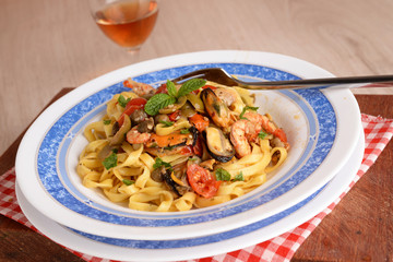 PASTA DI FETTUCINE AL PESCE - Fettucine pasta FISH