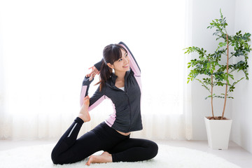 Fototapeta na wymiar sporty asian woman exercising 
