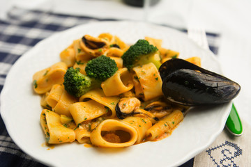 Calamarata con broccoli e cozze