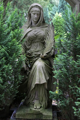 Fototapeta na wymiar Grabstatue auf einem Friedhof