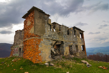 Obraz premium old redbrick structure on a hill