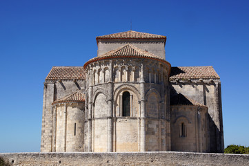 Fototapeta na wymiar Église romane Sainte-Radegonde à Talmont-sur-Gironde