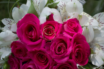 Обручальные кольца на розах