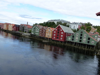 Fototapeta na wymiar Maisons pilotis Trondheim rivière Nidelva