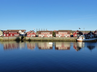 Fototapeta na wymiar Port de Svolvaer en Norvège avec bateau et maisons typique
